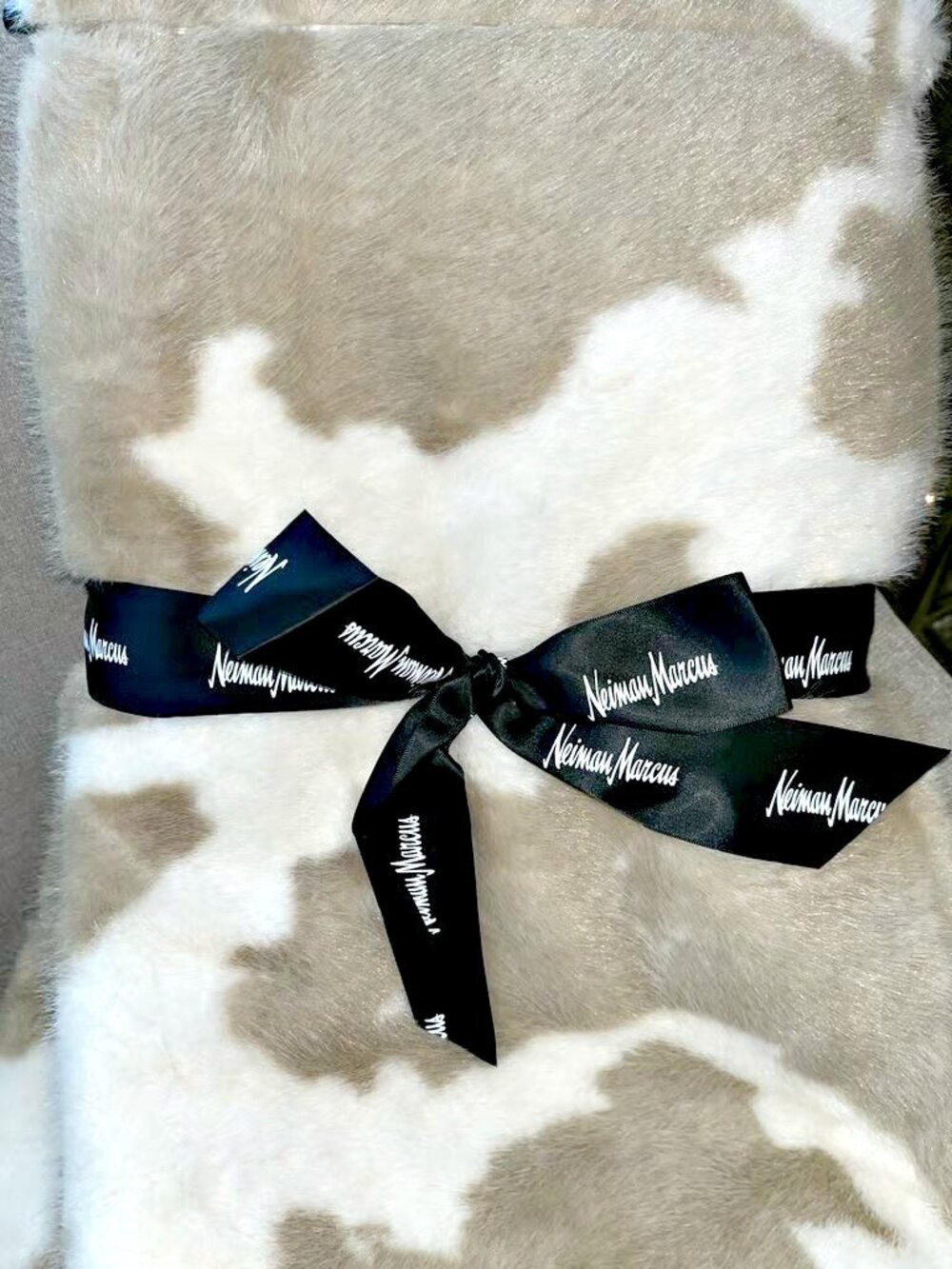 NEW! LUXURY NEIMAN MARCUS COWHIDE PLUSH BLANKET - Picture 4 of 6
